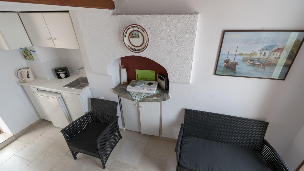 Roulas Apartments Chalki Town エクステリア 写真