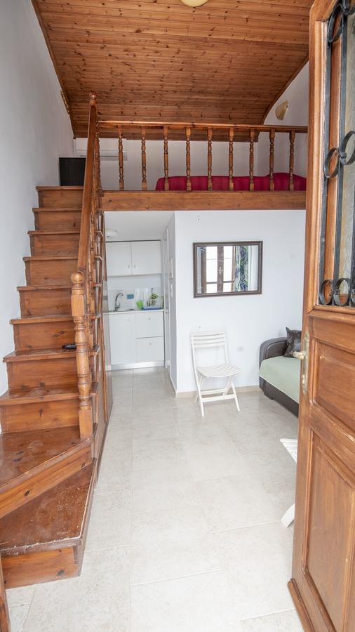 Roulas Apartments Chalki Town エクステリア 写真