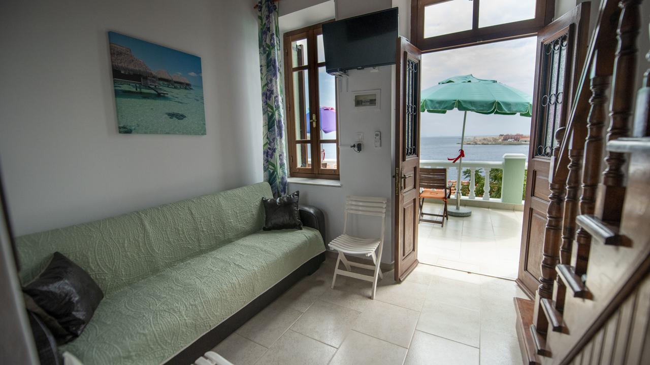 Roulas Apartments Chalki Town エクステリア 写真