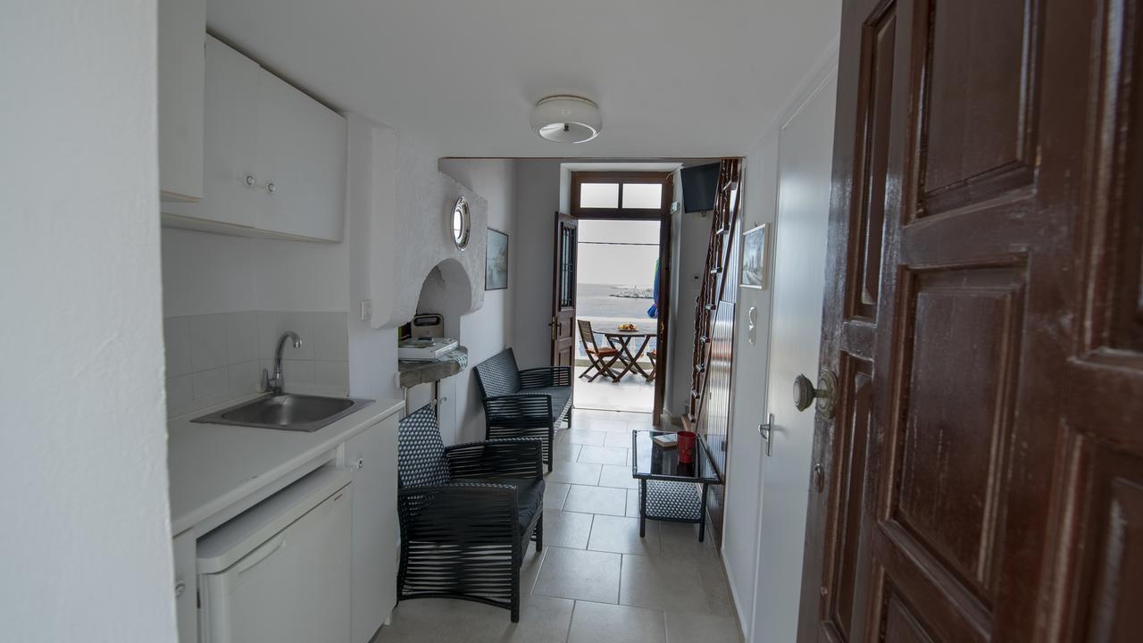 Roulas Apartments Chalki Town エクステリア 写真