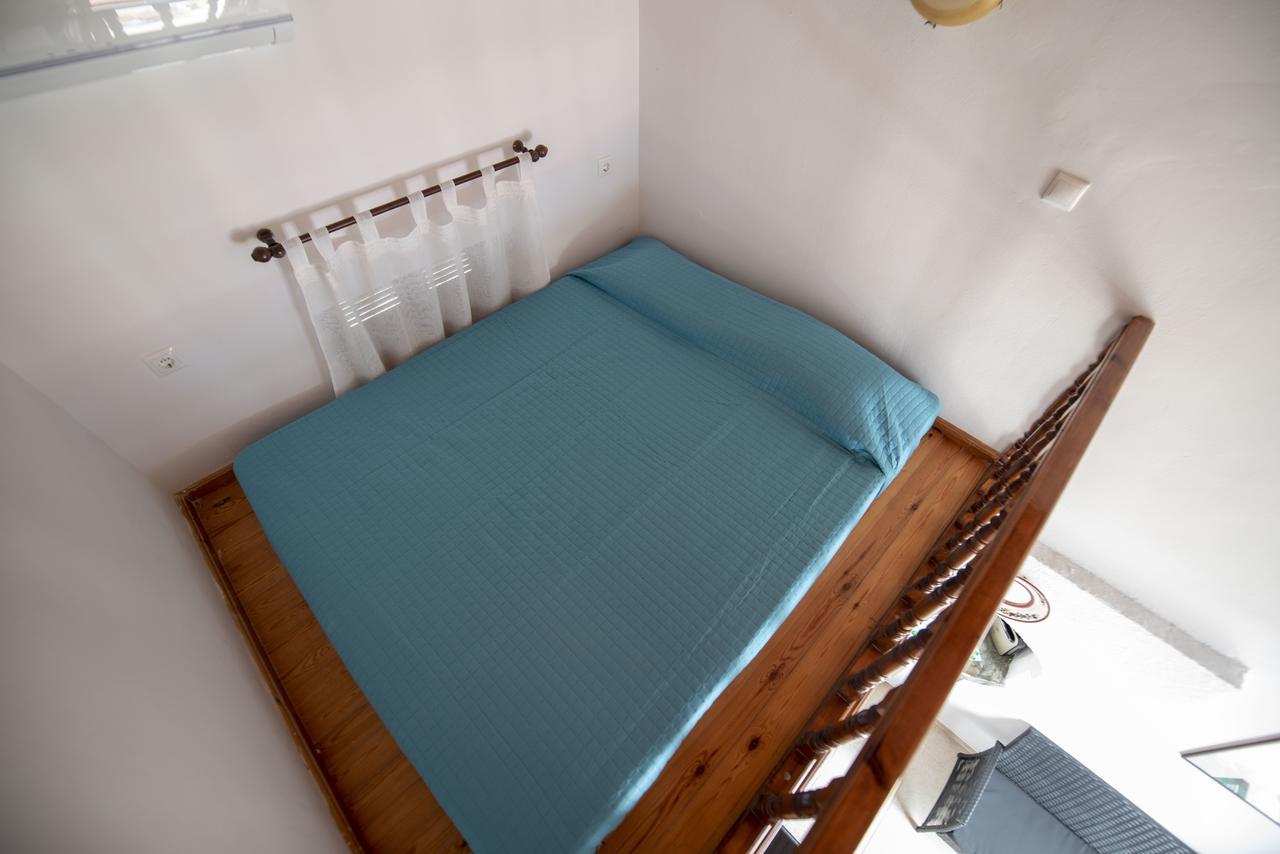 Roulas Apartments Chalki Town エクステリア 写真